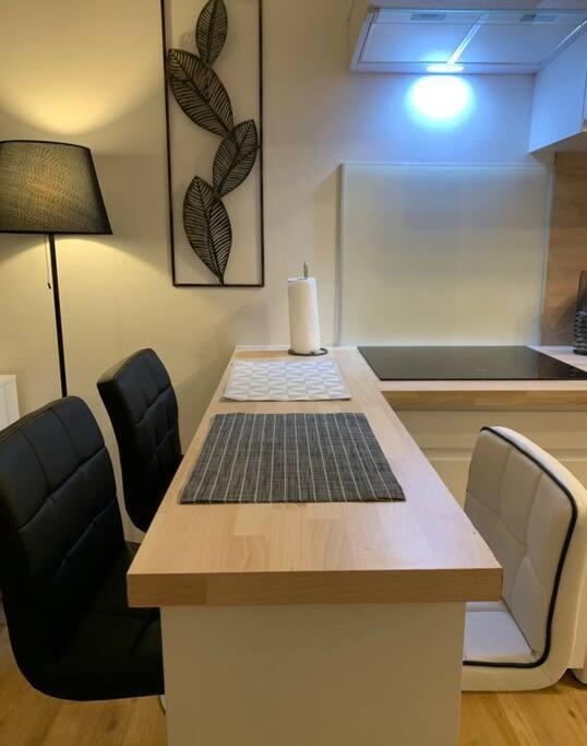 Apartment Du Port Avec Terrasse, Parking Privatif, Piscine Dans , Wifi, Menage Compris